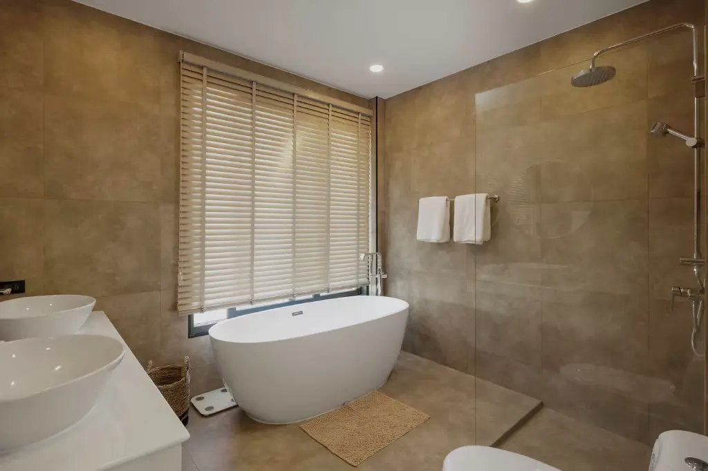 villa amour bathroom 1.webp