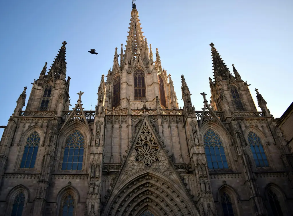 Taste Barcelona: Private Sagrada Familia Tour & Guided Montserrat Monastery Wine Experience - 6 Nights for 2 People