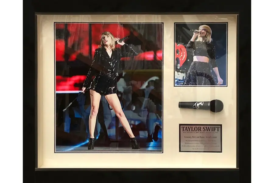 [MEM00114] Framed Microphone Signed by Taylor Swift