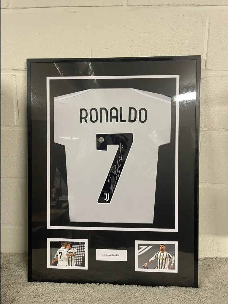[MEM00163] Juventus - Italian Football League - Cristiano Ronaldo - 2020 - Signed football shirt
