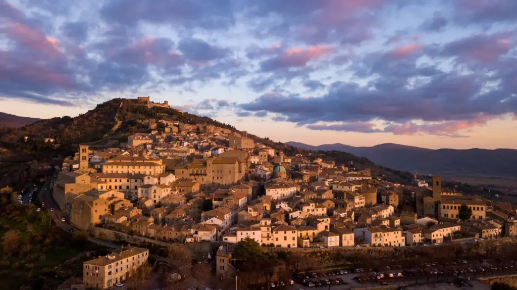 [EXD00183] Romantic Tuscan Getaway for Two – 6 Nights in Cortona incl. Wine Tasting and Gourmet Dinner